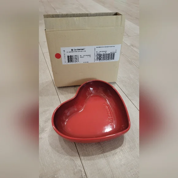 Le Creuset Heart-Shaped Red Stoneware Bakeware Bowl Cerise Seoul - Picture 1 of 6